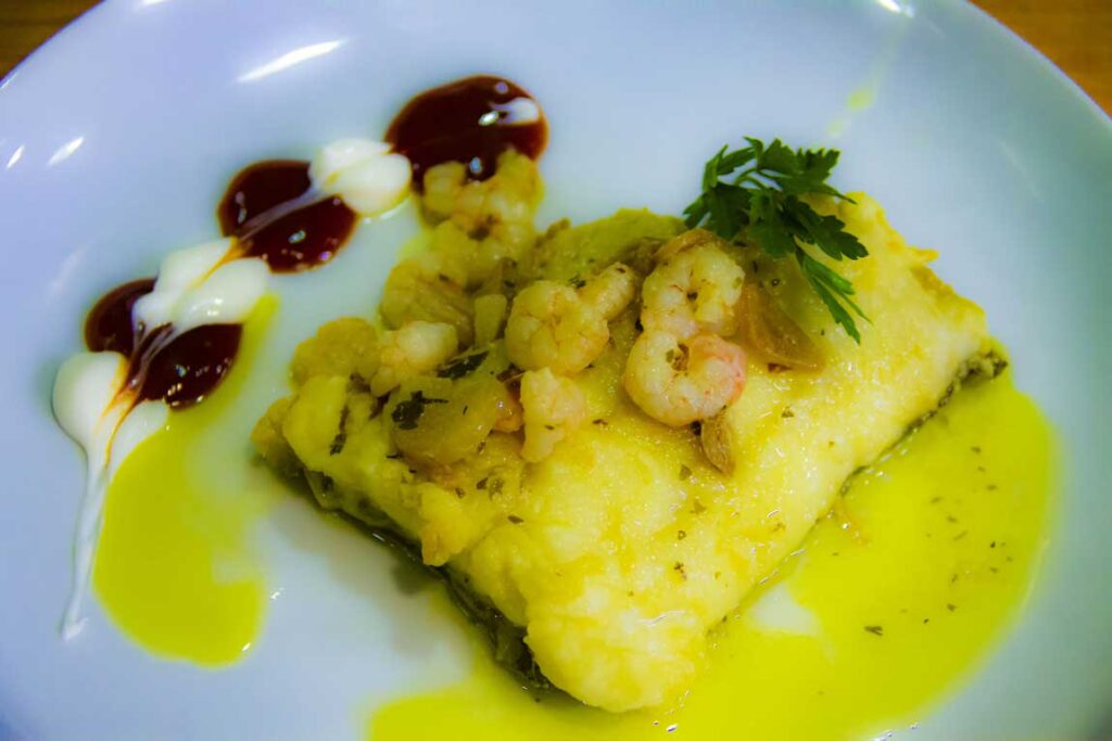 bacalao con gambas al ajillo